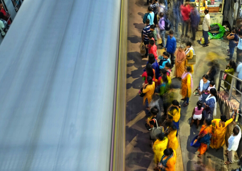 A crowd of people standing next to a train